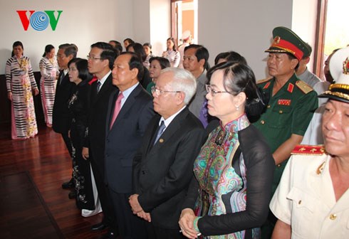 ຖະຫວາຍທູບທຽນ,ດອກໄມ້ປະທານໂຮ່ຈິມິນແລະປະທານຕົນດຶກທັ໋ງ